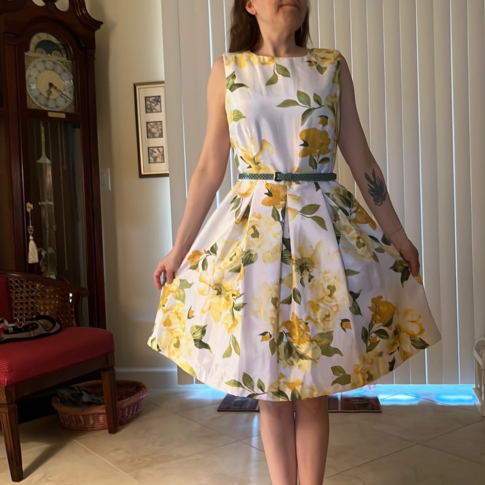 Size 4 sleeveless dress in polyester sateen.